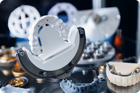 手作業だけではなく、デジタル×アナログの融合で技工物を製作。