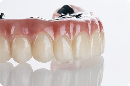 将来性のある技工スキルが身につきます。<br>(例:ジルコニア、CAD/CAM冠、マウスピースなど)